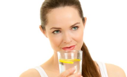 6 Reasons You Should Be Drinking Lemon Water